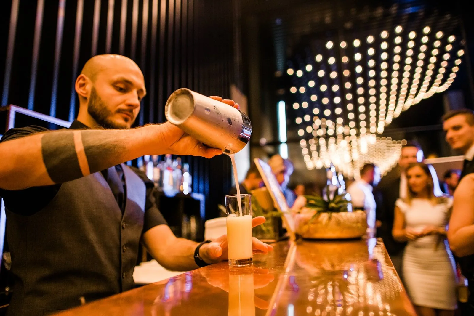 Barman připravuje nápoje hostům eventu