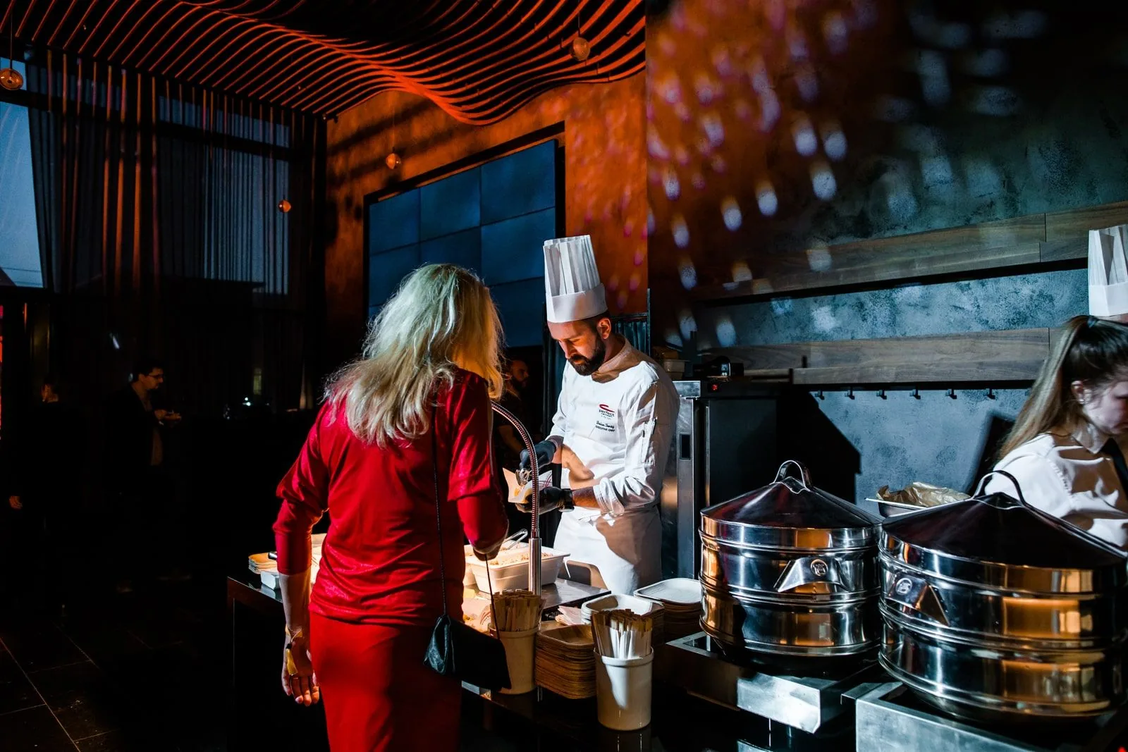 Servis cateringu během večerního eventu