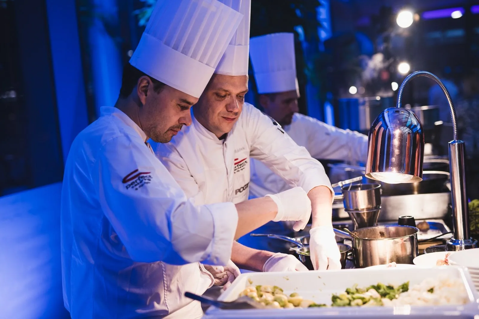 Tým kuchařů při přípravě menu na eventu