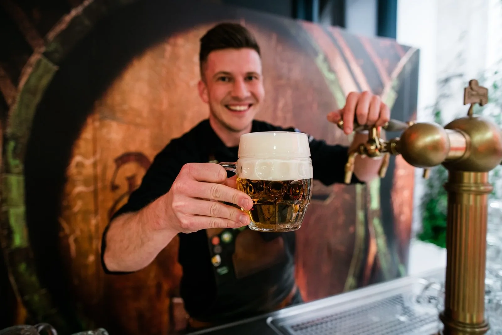 Barman čepuje nápoje během společenské akce