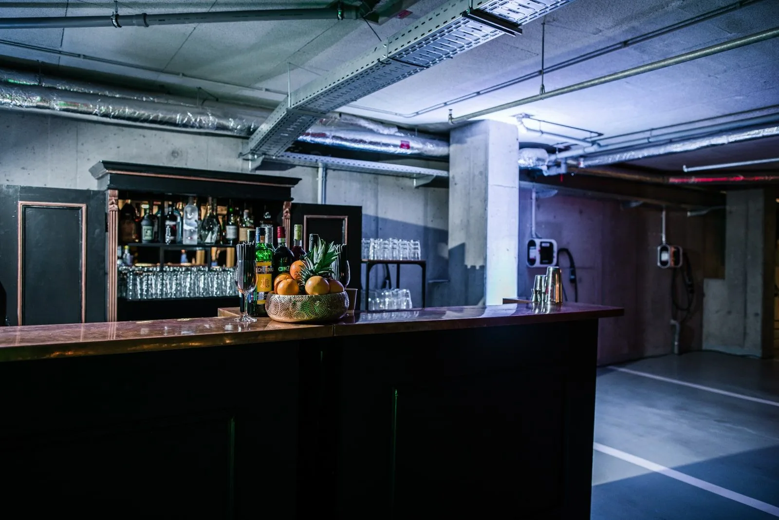 Mobilní bar připravený v industriálním prostoru