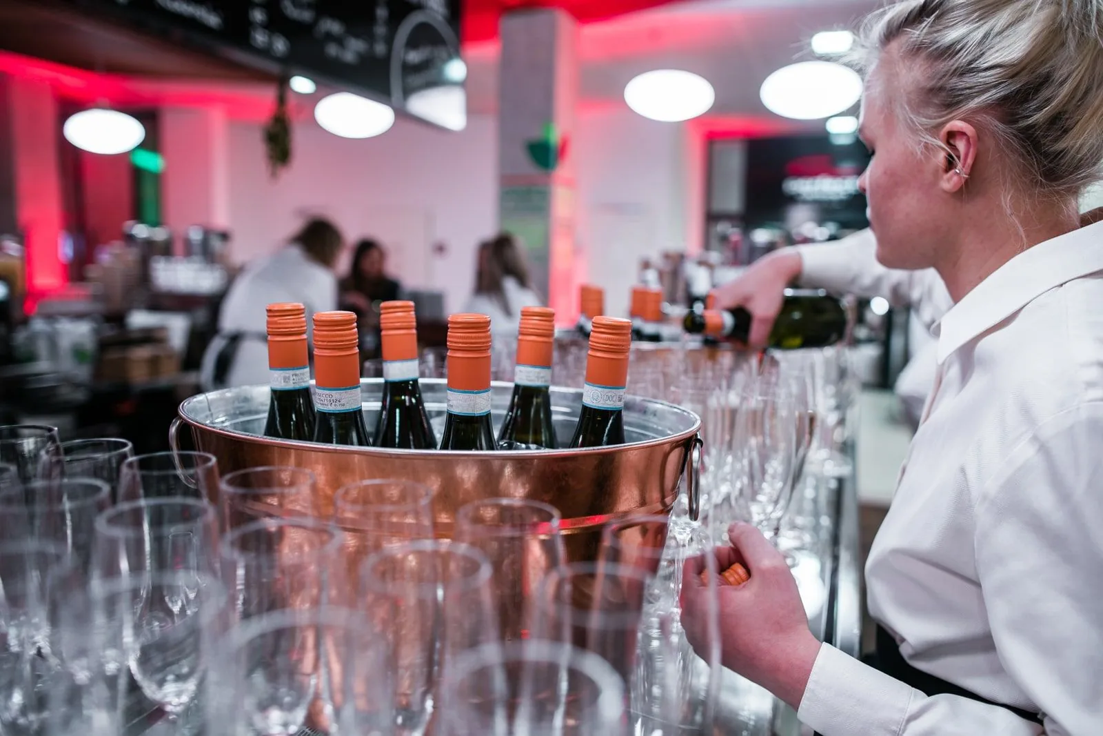 Barman nalévá nápoje hostům firemní akce