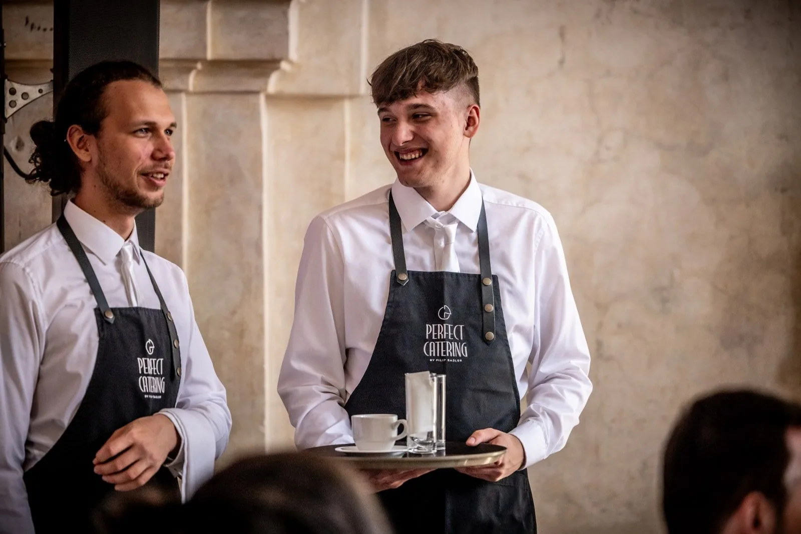 Členové obsluhy Perfect Catering při práci