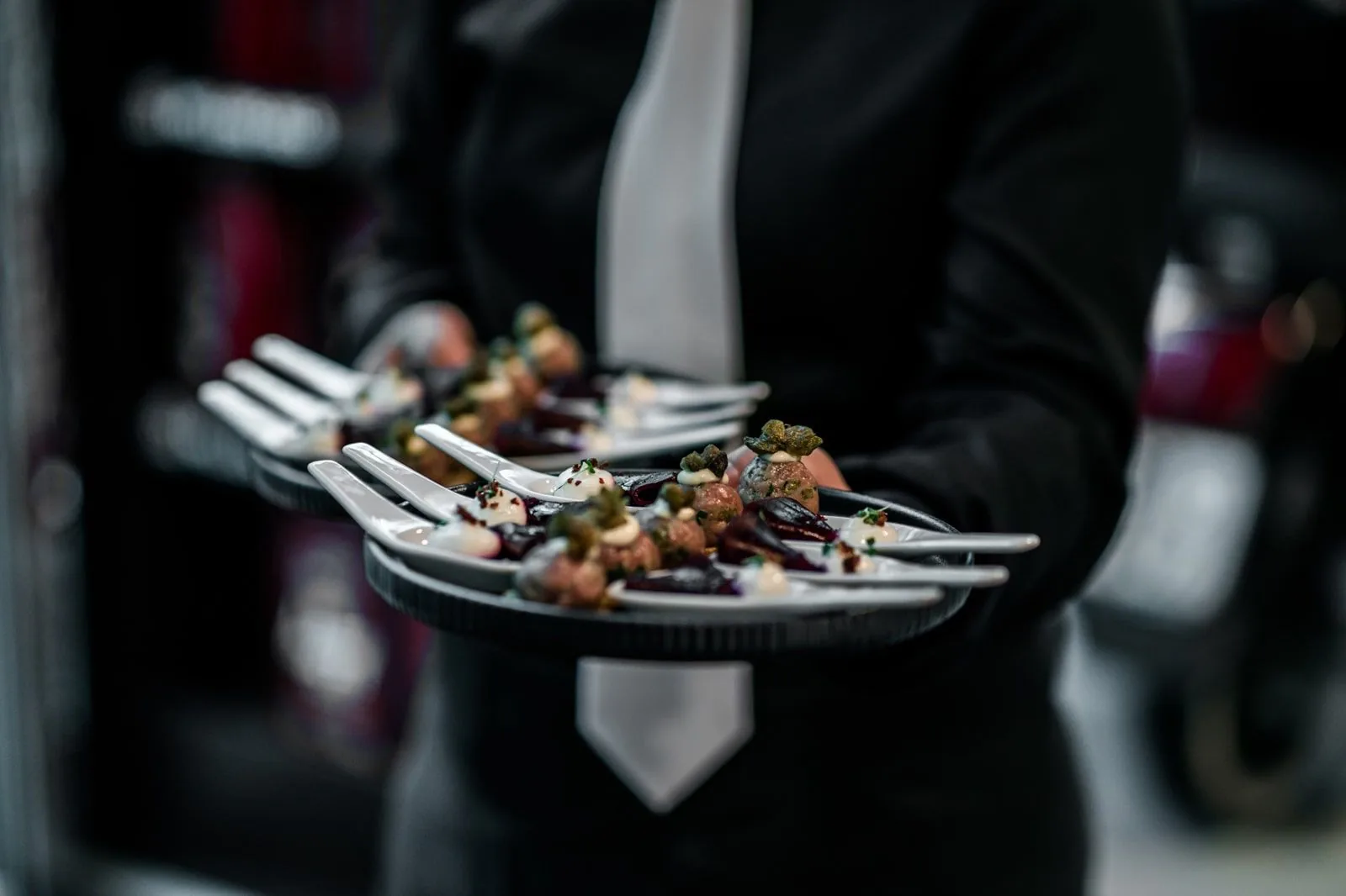 Číšník nese tác s finger food